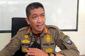 Tidak Kooperatif, Satpol PP Sulsel Tertibkan PKL di Stadion Barombong
