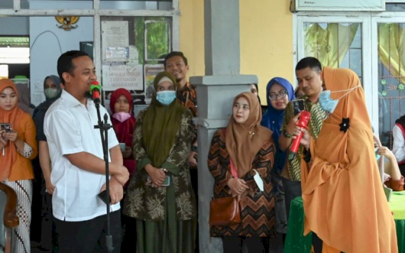 PENYERAHAN. Gubernur Sulsel, Andi Sudirman Sulaiman, secara simbolis menyerahkan BLT BBM kepada 1.275 orang di Kabupaten Pangkep di Kantor Lurah Borimasunggu, Kecamatan Labakkang, Kamis (29/12/2022). foto: istimewa