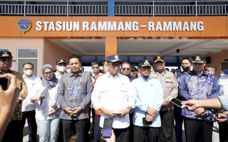 LAUNCHING. Menteri Perhubungan RI Budi Karya Sumadi didampingi Gubernur Sulsel Andi Sudirman Sulaiman melakukan launching pengoperasian prasarana dan sarana perkeretaapian Makassar-Parepare segmen Barru-Pangkep-Maros di Depo Kereta Api Balai Pengelola Kereta Api Sulsel, Jumat (2/12/2022). foto: istimewa
