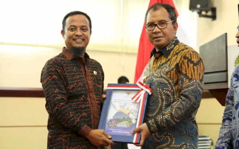 PENYERAHAN. Gubernur Sulsel Andi Sudirman Sulaiman secara simbolis menyerahkan dana alokasi transfer ke kaerah kepada Wali Kota Makassar Moh Ramdhan Pomanto di Ruang Rapat Pimpinan Kantor Gubernur Sulsel, Kamis (1/12/2022). foto: istimewa