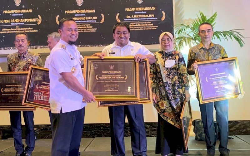 PENGHARGAAN. Gubernur Sulsel Andi Sudirman Sulaiman menyerahkan penghargaan Kepala Dinas Dukcapil Kabupaten Bulukumba Dedi Rahmadi dalam acara 'Penghargaan Pencapaian Disdukcapil Provinsi Sulsel' yang digelar di Hotel Claro Makassar, Rabu (14/12/2022). foto: istimewa