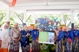 Gubernur Sulsel Serahkan Bantuan Rp800 Juta untuk Masjid Raya Bantaeng