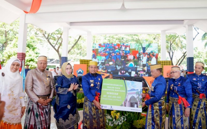 BANTUAN. Gubernur Sulsel Andi Sudirman Sulaiman menyerahkan bantuan dana untuk mendukung pembangunan Masjid Raya Bantaeng kepada Bupati Bantaeng Ilham Syah Azikin pada Rapat Paripurna Istimewa DPRD Kabupaten Bantaeng 768 Tahun Bantaeng di Tribun Pantai Seruni, Rabu (7/12/2022). foto: istimewa