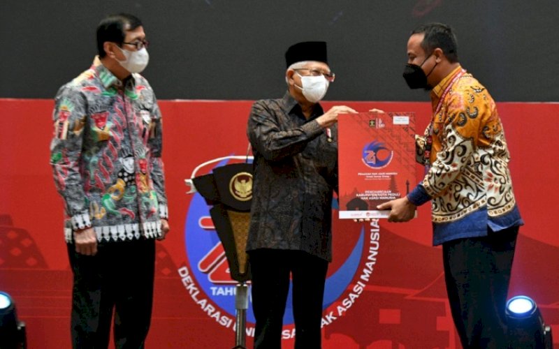 PENGHARGAAN. Wakil Presiden RI Ma'ruf Amin menyerahkan penghargaan dari Kementerian Hukum dan HAM kepada Gubernur Sulsel Andi Sudirman Sulaiman pada Hari Hak Asasi Manusia Sedunia Ke-74 Tahun 2022 di Hotel Sultan & Residence Jakarta, Senin (12/12/2022). foto: istimewa