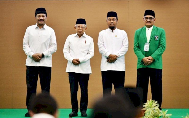 SILATURAHMI. Gubernur Sulsel Andi Sudirman Sulaiman mendampingi Wakil Presiden Republik Indonesia Ma'ruf Amin menghadiri silaturahmi di Auditorium Al Jibra Kampus 2 UMI Makassar, Sabtu (3/12/2022). foto: istimewa