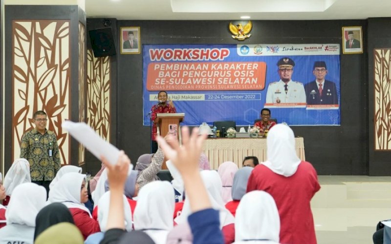 BERI MOTIVASI. Gubernur Sulsel, Andi Sudirman Sulaiman, memberikan motivasi kepada sekitar 1.000 pengurus OSIS pada SMA/SMK Negeri dan Swasta se-Sulsel pada acara Workshop Pembinaan Karakter bagi Pengurus OSIS se-Sulsel yang dilaksanakan Dinas Pendidikan Sulsel di Asrama Haji Makassar, Kamis (22/12/2022). foto: istimewa