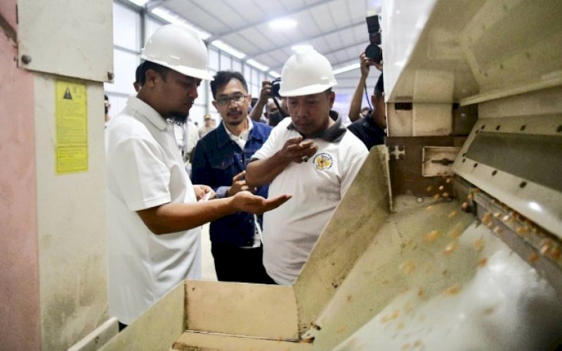 PERESMIAN. Gubernur Sulsel, Andi Sudirman Sulaiman, meresmikan Pabrik Benih dan Jagung Komersial Andalan di Desa Pucak, Kecamatan Tompobulu, Kabupaten Maros, Sabtu (24/12/2022). foto: istimewa