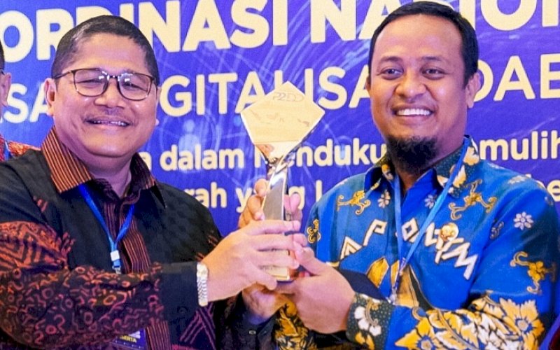 PENGHARGAAN TP2DD. Gubernur Sulsel, Andi Sudirman Sulaiman, menerima penghargaan Tim Percepatan dan Perluasan Digitalisasi Daerah (TP2DD) sebagai provinsi terbaik di Kawasan Timur Indonesia (KTI) 2022 di Hotel Le M&eacute;ridien, Jakarta, Selasa (6/12/2022). foto: istimewa