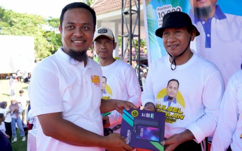 PENYERAHAN. Gubernur Sulsel, Andi Sudirman Sulaiman, menyerahkan secara simbolis bantuan peralatan smart school kepada sekolah-sekolah SMA dan sederajat di Kabupaten Bantaeng di cara Anti Malas Gerak (Anti Mager) Lapangan Seruni, Bantaeng, Kamis (8/12/2022). foto: istimewa