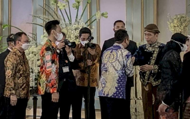 BERSALAMAN. Gubernur Sulsel Andi Sudirman Sulaiman bersalaman dengan Presiden Joko Widodo saat menghadiri resepsi atau tasyakuran pernikahan Kaesang Pangerap dan Erina Gudono di Pura Mangkunegaraan, Kota Solo, Jawa Tengah, Minggu (11/12/2022). foto: istimewa