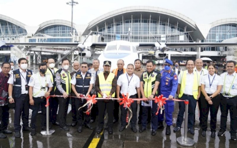 PERESMIAN. Gubernur Sulsel, Andi Sudirman Sulaiman, meresmikan penerbangan perdana rute Makassar-Bone-Kendari dan Makassar-Bone-Balikpapan di Bandara Internasional Sultan Hasanuddin Makassar di Maros, Kamis (1/12/2022). foto: istimewa