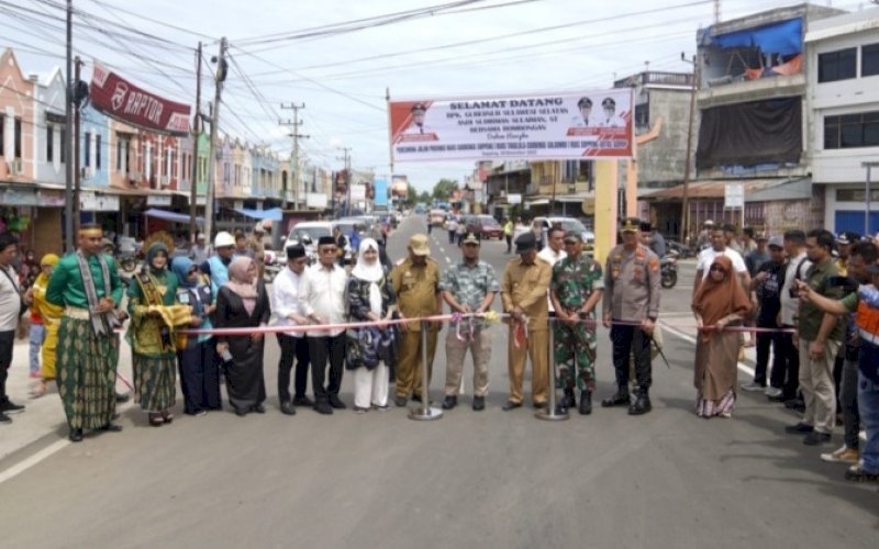 PERESMIAN. Gubernur Sulsel, Andi Sudirman Sulaiman, meresmikan dua paket penanganan ruas jalan provinsi di Kabupaten Soppeng ditandai dengan pengguntingan pita di Cabenge, Kecamatan Lili Rilau, Kabupaten Soppeng, Minggu (18/12/2022). foto: istimewa