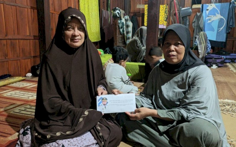 SANTUNAN. Perwakilan atau utusan Gubernur Sulsel, Andi Sudirman Sulaiman, menyerahkan santunan kepada keluarga korban guru SMK Negeri 4 Sidrap (SPP Negeri Rappang) yang meninggal dunia, karena tertimpa pohon di kompleks sekolah, Selasa (27/12/2022) lalu. foto: istimewa