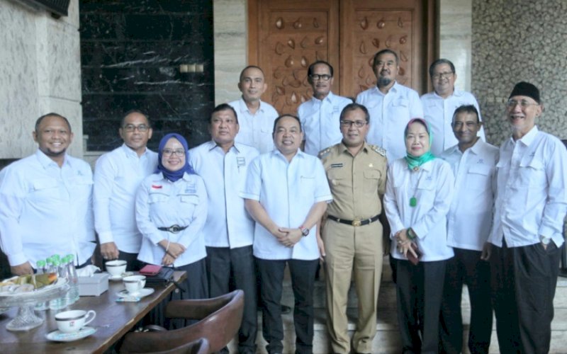 SILATURAHMI. Wali Kota Makassar Moh Ramdhan Pomanto menerima kunjungan silaturahmi Ketua DPP Apindo Sulsel Suhardi bersama rombongan, Senin (5/12/2022). foto: istimewa