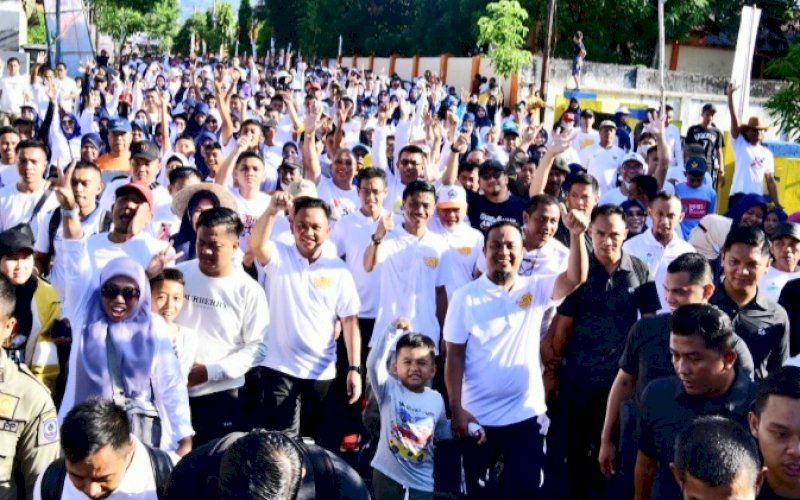 JALAN SEHAT. Gubernur Sulsel, Andi Sudirman Sulaiman, jalan sehat Sulsel Anti Mager bersama warga di Lapangan Pantai Seruni, Bantaeng, Kamis (8/12/2022). foto: istimewa