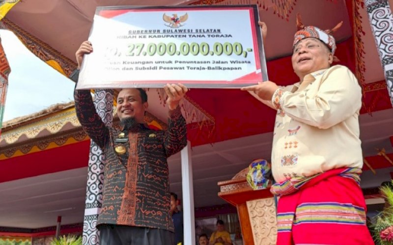 BANTUAN. Gubernur Sulsel Andi Sudirman Sulaiman menyerahkan bantuan keuangan daerah Rp27 miliar kepada Bupati Tana Toraja Theofilus Allorerung di Bandara Pongtiku Tana Toraja, Selasa (27/12/2022). foto: istimewa