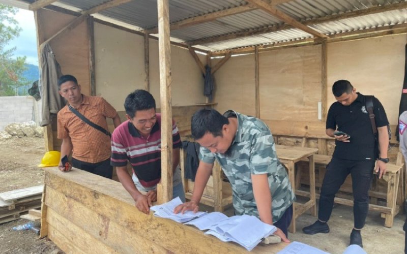 PENINJAUAN. Gubernur Sulsel, Andi Sudirman Sulaiman, meninjau progres pengembangan wisata Buttu Macca di Kabupaten Enrekang, Rabu (28/12/2022). foto: istimewa