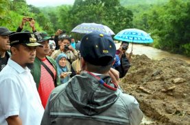 Gubernur Sulsel Tinjau Lokasi Longsor dan Berikan Santunan di Maros