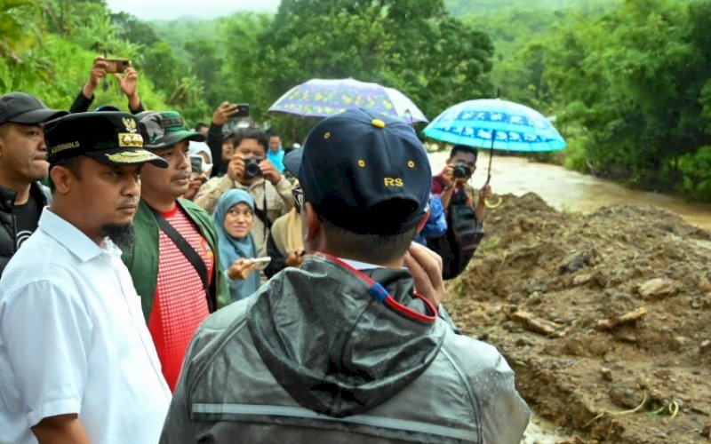 KUNJUNGAN. Gubernur Sulsel, Andi Sudirman Sulaiman, meninjau lokasi bencana alam tanah Longsor di ruas jalan nasional Maros-Bone, tepatnya di Desa Romoegading, Kecamatan Cenrana, Kabupaten Maros, Kamis (29/12/2022). foto: istimewa