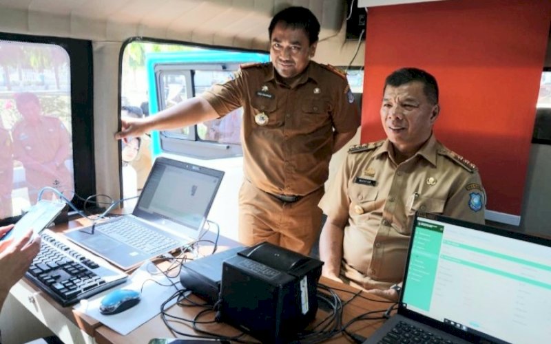 AKTIVASI. Bupati Bulukumba Andi Muchtar Ali Yusuf disaksikan Kepala Disdukcapil Kabupaten Bulukumba Dedi Rahmadi melakukan aktivasi Identitas Kependudukan Digital (IKD) atau Digital ID. foto: istimewa