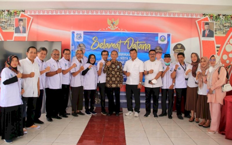 SAMBUTAN. Bupati Bulukumba, Andi Muchtar Ali Yusuf (tengah), menerima kunjungan tim verifikasi Kabupaten/Kota Sehat tingkat Provinsi Sulsel di Pendopo Rumah Jabatan Bupati Bulukumba, Jumat (9/12/2022). foto: istimewa
