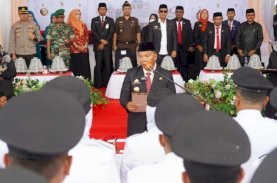 Andi Utta Lantik 31 Kades Terpilih dan Bagikan Bibit Unggul