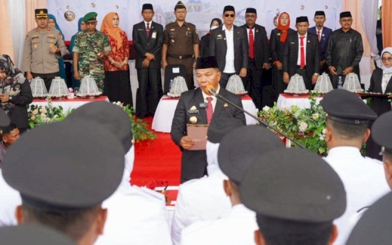 PELANTIKAN. Bupati Bulukumba, Andi Muctar Ali Yusuf, melantik 31 kepala desa terpilih di Stadion Mini Bulukumba, Jumat (16/12/2022). foto: istimewa