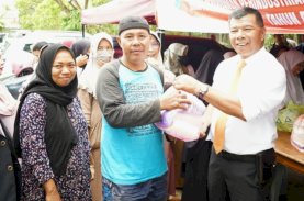 Andi Utta-Patudangi Azis Kompak Borong Paket Pasar Murah dan Bagikan ke Warga