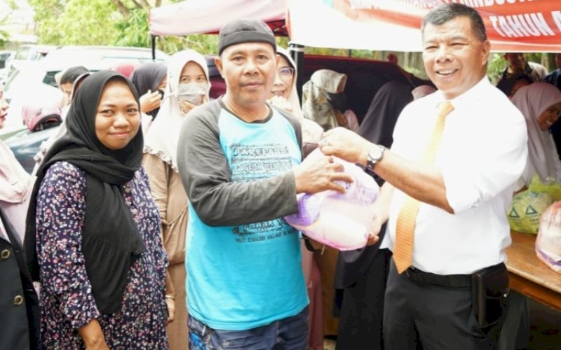 BERBAGI. Bupati Bulukumba, Andi Muchtar Ali Yusuf, membagikan paket pasar murah kepada warga di sela-sela pasar murah di halaman belakang Hotel Agri Bulukumba, saat acara peringatan Hari Ibu Ke-94, Senin (26/12/2022). foto: istimewa