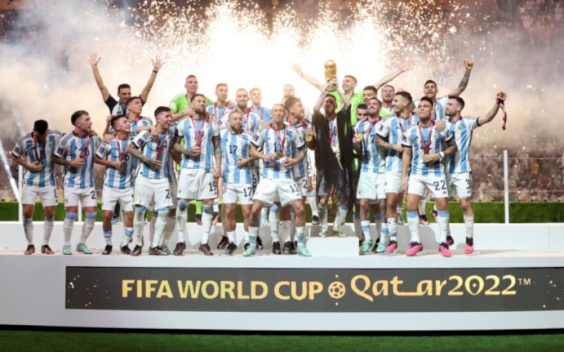 JUARA DUNIA. Pemain Argentina merayakan pesta juara Piala Dunia 2022 usai mengalahkan Prancis di final melalui adu penalti 4-2, usai bermain seri 3-3 sampai extra time di Stadion Lusail, Minggu (18/12/2022) malam WITA. foto: istimewa