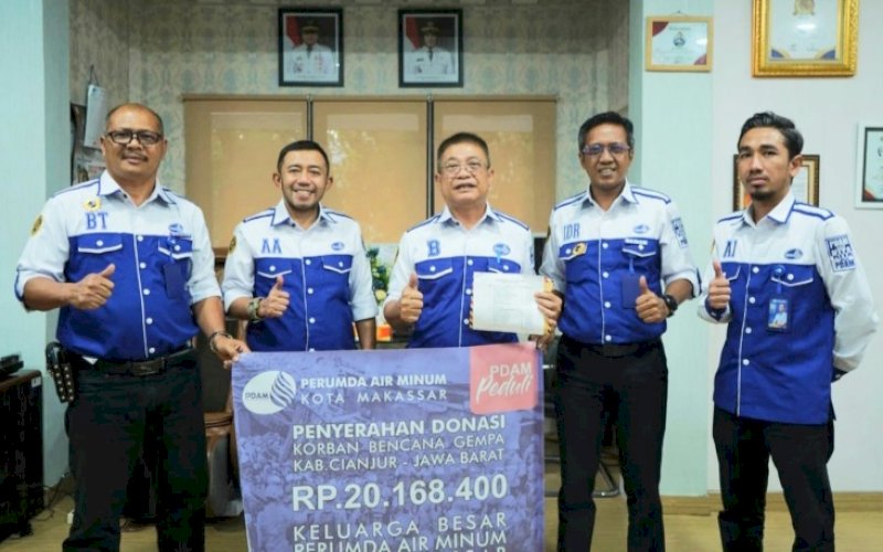 PDAM PEDULI. Direktur Utama Perumda Air Minum Kota Makassar, Beni Iskandar (tengah), bersama jajarannya mengirimkan bantuan dana untuk korban gempa Cianjur, Jawa Barat, Selasa (6/12/2022). foto: istimewa