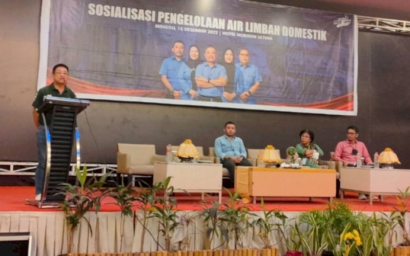 SOSIALISASI. Direktur Utama Perumda Air Minum Kota Makassar, Beni Iskandar, memberikan pengarahan dan membuka sosialisasi mengenai pengelolaan air limbah kepada stakeholder di Hotel Horison Makassar, Minggu (18/12/2022). foto: istimewa