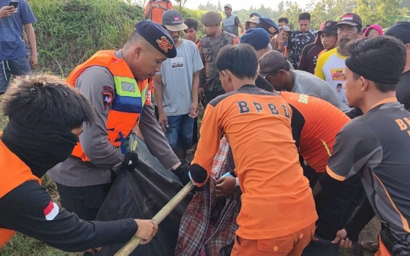 EVALUASI. Tim SAR gabungan melakukan evakuasi jasad Imam Rul Yawan, bocah tujuh tahun yang hanyut, di Sungai Lajua, Dusun Bempesu, Desa Kalero, Kecamatan Kajuara, Kabupaten Bone, Selasa (6/12/2022) pagi. foto: istimewa