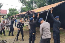 Kebakaran Telan Korban Jiwa di Watang Palakka, Brimob Bone Turun Beri Bantuan