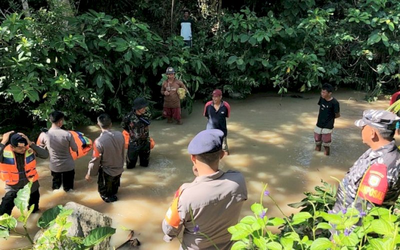 PENCARIAN. Tim SAR Batalyon C Pelopor dikerahkan untuk mencari korban tenggelam di Sungai Lajua, Dusun Bempesu, Desa Kalero, Kecamatan Kajuara, Kabupaten Bone, Senin (5/12/2022). foto: istimewa
