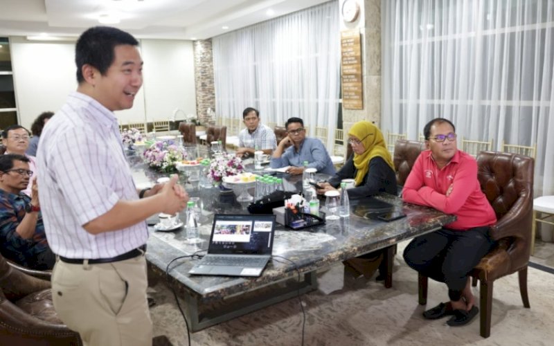 PERTEMUAN. Wali Kota Makassar, Moh Ramdhan Pomanto, mengadakan pertemuan lanjutannya dengan National Science Foundation United States of America (NSF USA) di kediamannya, Jumat (23/12/2022) malam. foto: istimewa