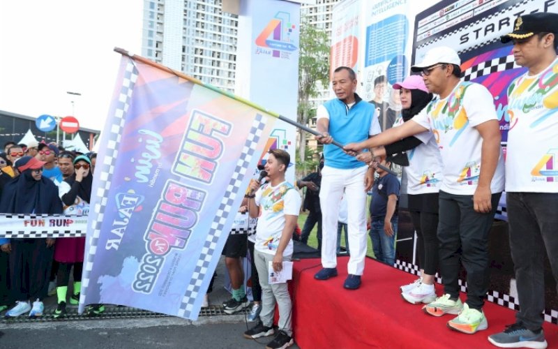 PELEPASAN. Wali Kota Makassar, Moh Ramdhan Pomanto, melepas peserta Fajar Fun Run 2022 di Kawasan Central Point of Indonesia (CPI) Makassar, Minggu (4/12/2022). foto: istimewa