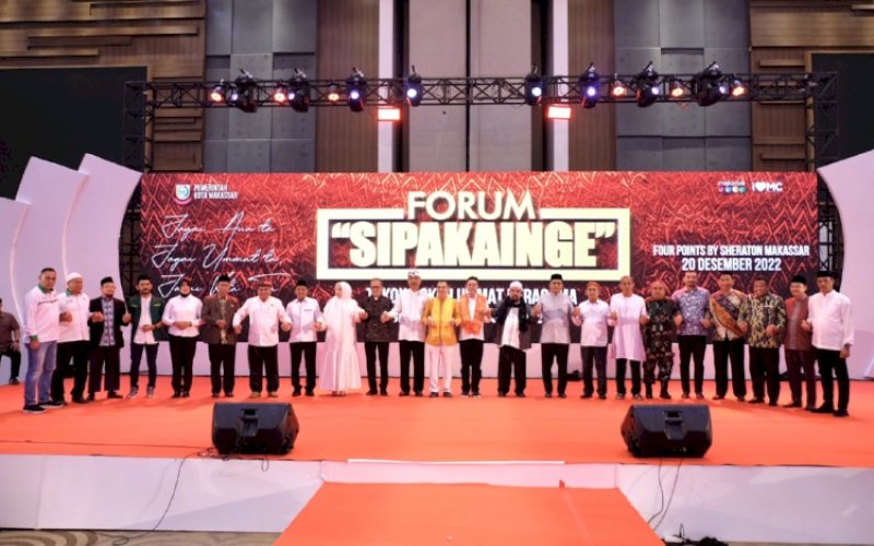 FORUM SIPAKAINGE. Wali Kota Makassar, Moh Ramdhan Pomanto, bersama tokoh-tokoh umat beragama dan seluruh jajaran OPD lingkup Pemkot Makassar pada Forum Sipakainge di Hotel Four Points by Sheraton Makassar, Selasa (20/12/2022) malam. foto: istimewa