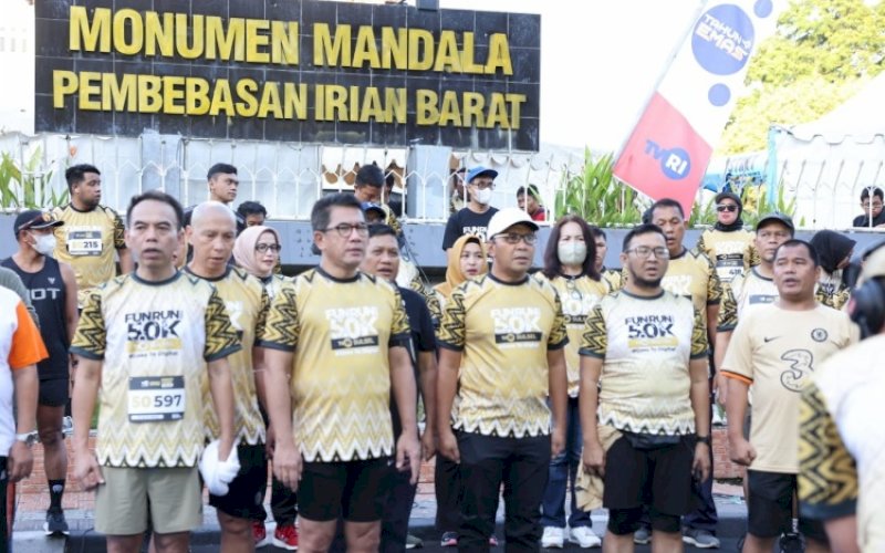 FUN RUN. Wali Kota Makassar, Moh Ramdhan Pomanto (tengah), melepas secara resmi peserta fun run TVRI Sulsel di Monumen Mandala, Makassar, Minggu (4/12/2022). foto: istimewa