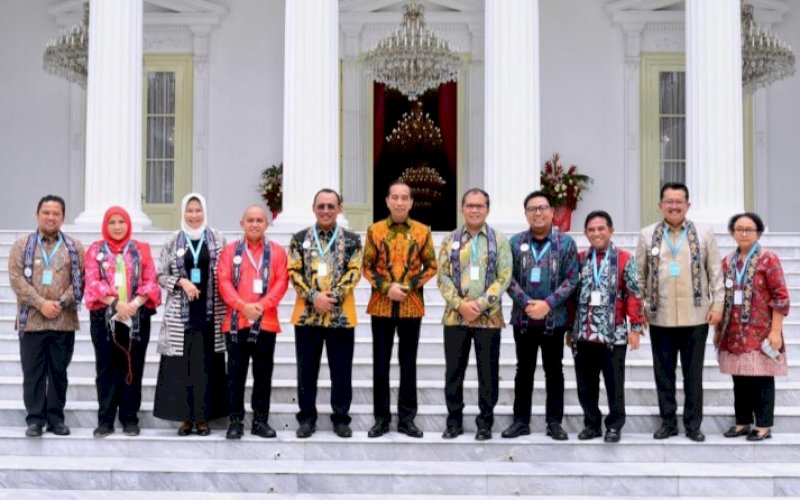 FOTO BERSAMA. Wali Kota Makassar Moh Ramdhan Pomanto berdampingan dengan Presiden RI Joko Widodo saat foto bersama di sela-sela Kompas 100 CEO Forum Tahun 2022 bertemakan 'Membuat Terang di Tahun Menantang' di Istana Kepresidenan, Jakarta, Jumat (2/12/2022). foto: istimewa