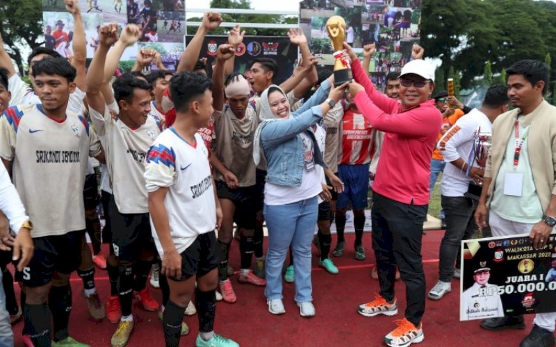JUARA. Wali Kota Makassar Moh Ramdhan Pomanto didampingi Ketua Panitia Wali Kota Cup V 2022 Muhammad Rifadhil Ashari menyerahkan piala dan hadiah kepada tim Onang FC sebagai juara I Wali Kota Cup V 2022 di Lapangan Sepak Bola Gelora Hasanuddin, Makassar, Minggu (4/12/2022). foto: istimewa