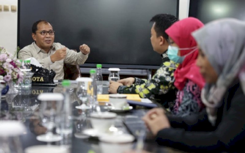 PERTEMUAN. Wali Kota Makassar, Moh Ramdhan Pomanto, melakukan pertemuan dengan Badan Pemeriksa Keuangan (BPK) RI di kediamannya, Jumat (23/12/2022). foto: istimewa