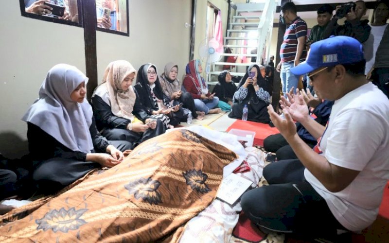MELAYAT. Wali Kota Makassar, Moh Ramdhan Pomanto, melayat dan mendoakan mantan Kepala Satpol PP Kota Makassar Muhammad Iqbal Asnan yang meninggal dunia di rumah duka, Minggu (18/12/2022). foto: istimewa