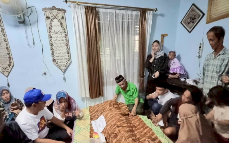 MELAYAT. Wali Kota Makassar Moh Ramdhan Pomanto melayat Ketua RT 001 RW 007 Kelurahan Ballaparang, Kecamatan Rappocini Masita B meninggal dunia akibat kecelakaan usai mengikuti Lomba Tarik Tambang di Jl Jenderal Sudirman, Kota Makassar, Minggu (18/12/2022). foto: istimewa