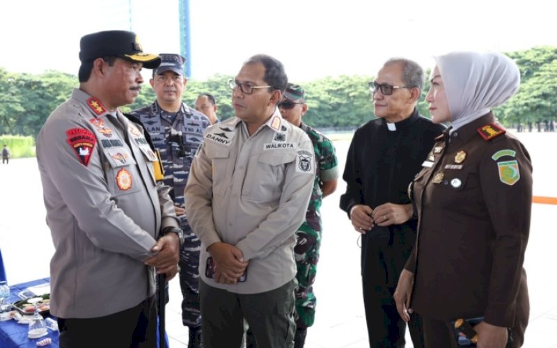 BERBINCANG. Wali Kota Makassar Moh Ramdhan Pomanto berbincang dengan Kapolda Sulsel Irjen Pol Nana Sudjana, saat menghadiri Apel Gelar Pasukan Operasi Lilin 2022 dalam rangka pengamanan Natal dan Tahun Baru 2023 di Tribun Lapangan Karebosi Makassar, Kamis (22/12/2022). foto: istimewa