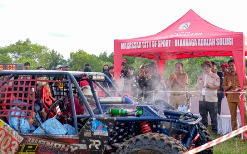 PENUTUPAN. Wali Kota Makassar, Moh Ramdhan Pomanto, menyaksikan sekaligus menutup Kejurda Piala Wali Kota Offroad Adventure 2022 di Pantai Tanjung Bunga Makassar, Selasa (20/12/2022). foto: istimewa
