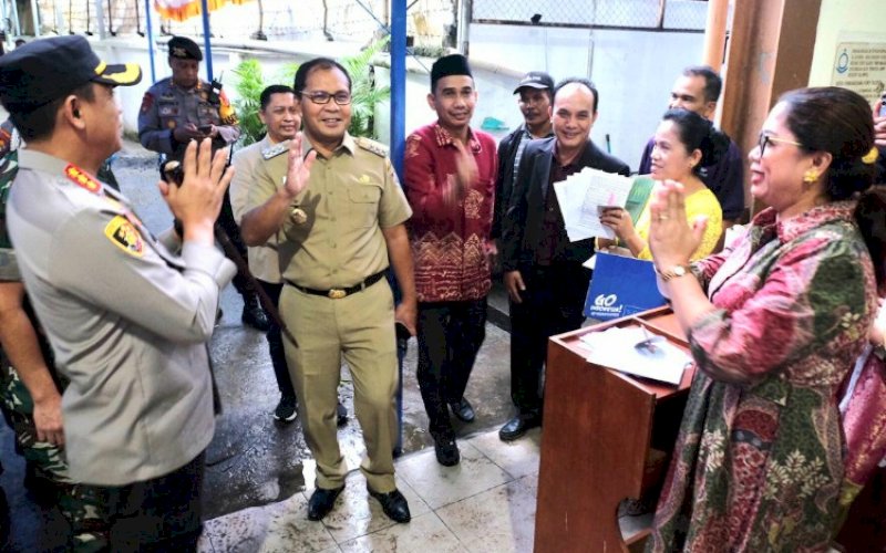 PEMANATAUAN. Wali Kota Makassar Moh Ramdhan Pomanto mendampingi Kapolrestabes Makassar Kombes Pol Budhi Haryanto memantau pengamanan di sejumlah gereja menjelang Misa Malam Natal, Sabtu (24/12/2022). foto: istimewa