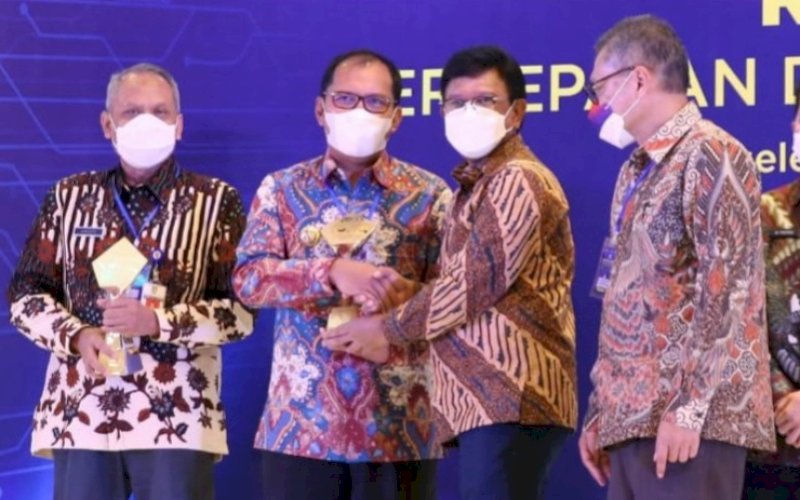 PENGHARGAAN TP2DD. Wali Kota Makassar, Moh Ramdhan Pomanto, menerima penghargaan Tim Percepatan dan Perluasan Digitalisasi Daerah (TP2DD) dari Kementerian Koordinator Perekonomian di Hotel Le Meridien Jakarta, Selasa (6/12/2022). foto: istimewa