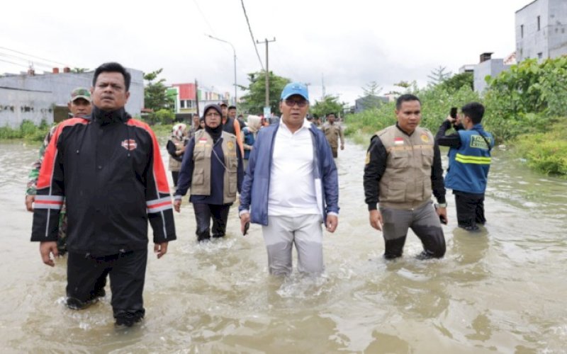 PENINJAUAN. Wali Kota Makassar, Moh Ramdhan Pomanto, secara langsung turun ke titik banjir memantau kondisi dan memberikan bantuan kepada korban terdampak banjir, Minggu (25/12/2022). foto: istimewa
