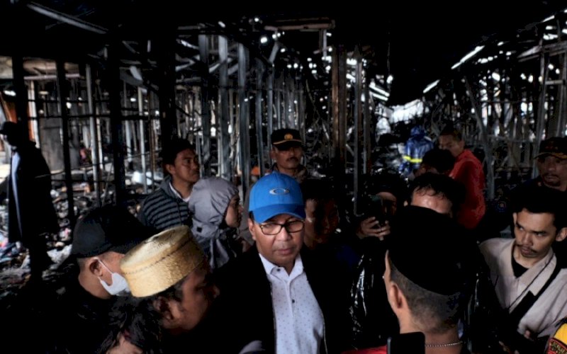 KUNJUNGAN. Wali Kota Makassar, Moh Ramdhan Pomanto, di tengah guyuran hujan deras mengunjungi Pasar Sentral Makassar Blok B bagian Selatan, Rabu (28/12/2022), pascakebakaran yang terjadi, Selasa (27/12/2022) malam. foto: istimewa